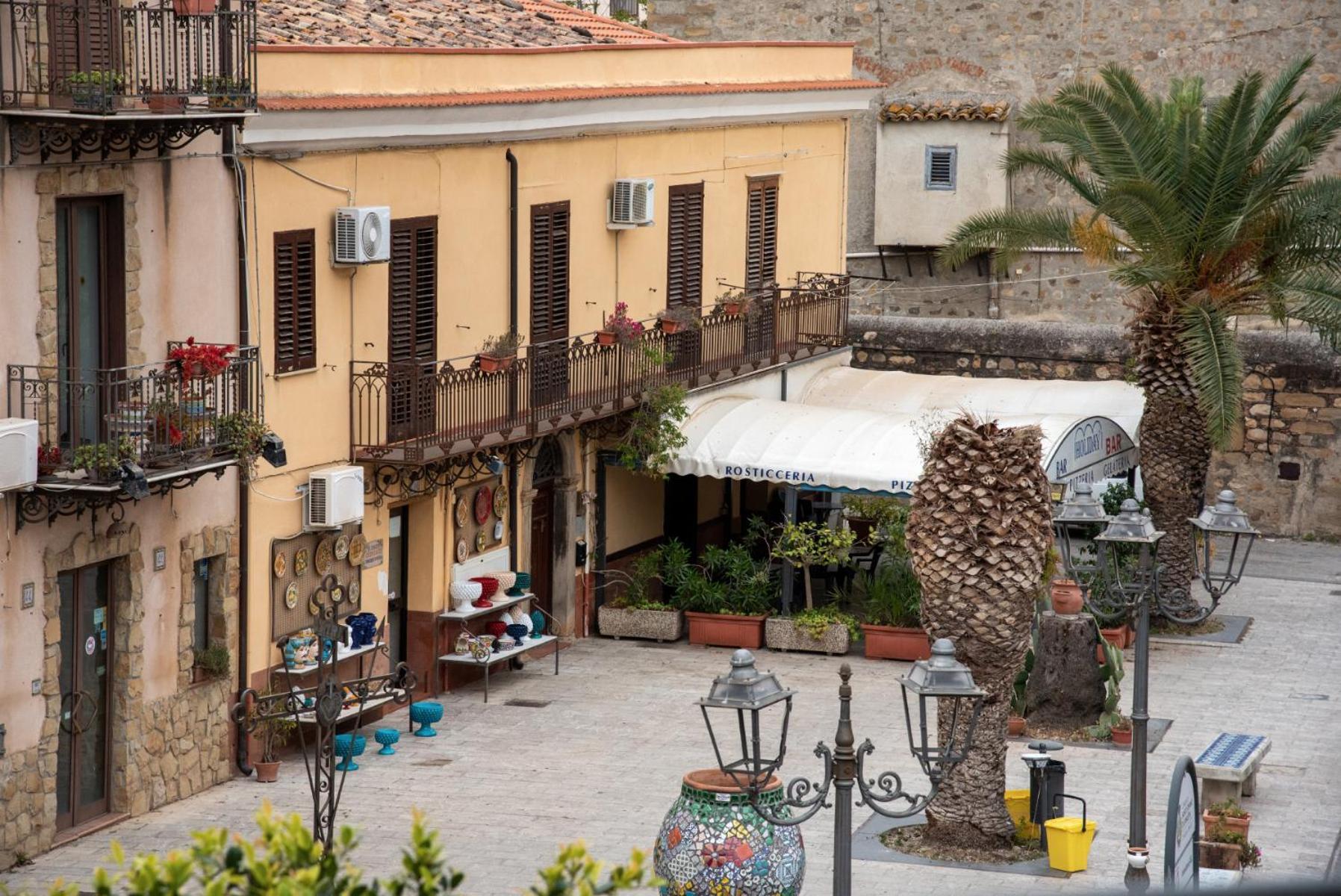The Palace B&B And Apartments Santo Stefano di Camastra Exterior foto